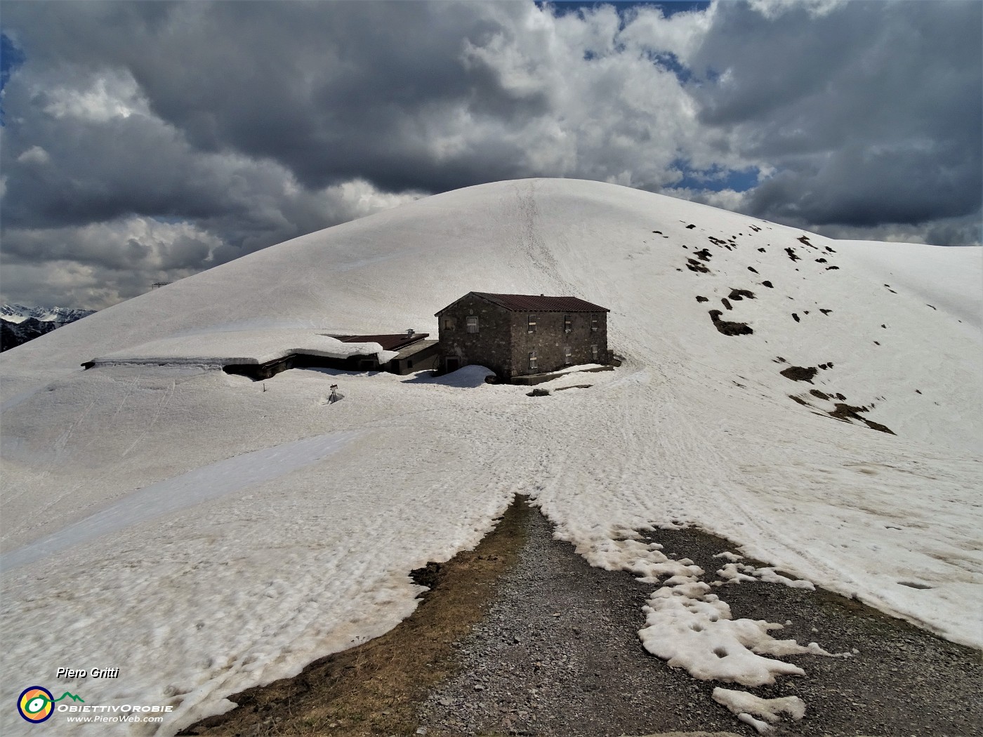 73 Il bianco innevato Montu (1854 m) che ora salgo partendo dalla Casera Alpe Aga (1759 m).JPG